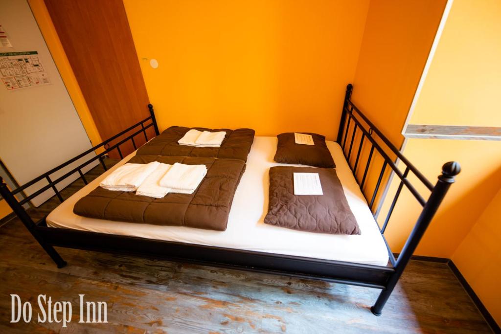 Cama o camas de una habitación en Do Step Inn Central - Self-Service-Hostel
