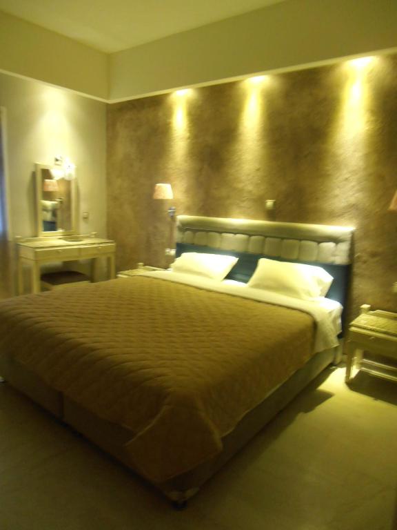 A bed or beds in a room at Frosini Gardens
