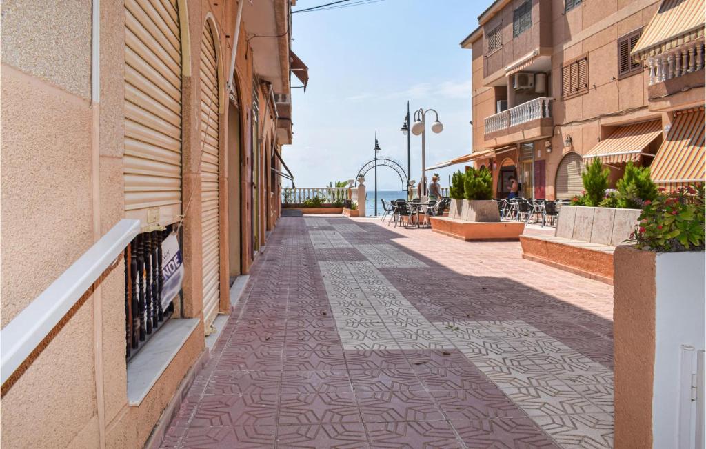 eine leere Straße in einer Stadt mit Gebäuden in der Unterkunft Lo Pagan in Lo Pagán