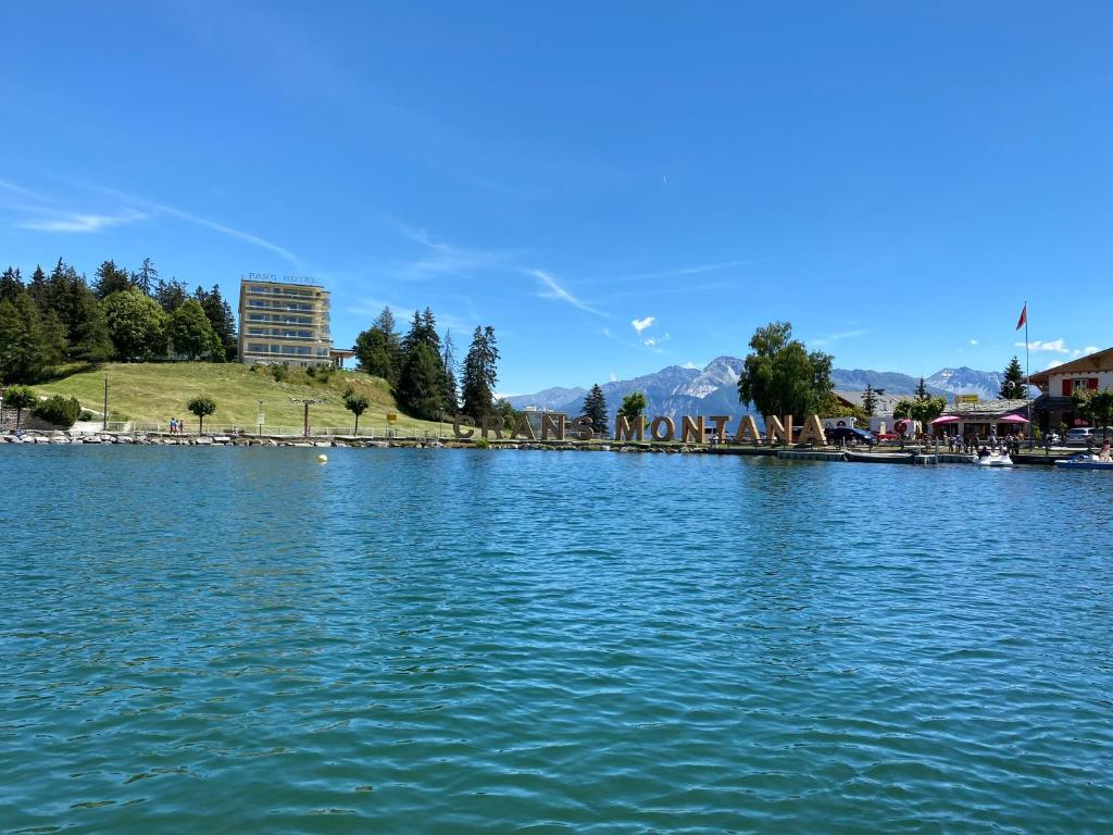 una vista de un gran cuerpo de agua en Grand Hôtel du Parc, en Crans-Montana