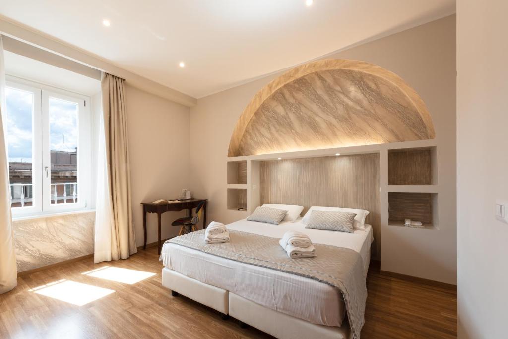 ein Schlafzimmer mit einem großen Bett und einem großen Fenster in der Unterkunft Top Floor Colosseo Guesthouse in Rom