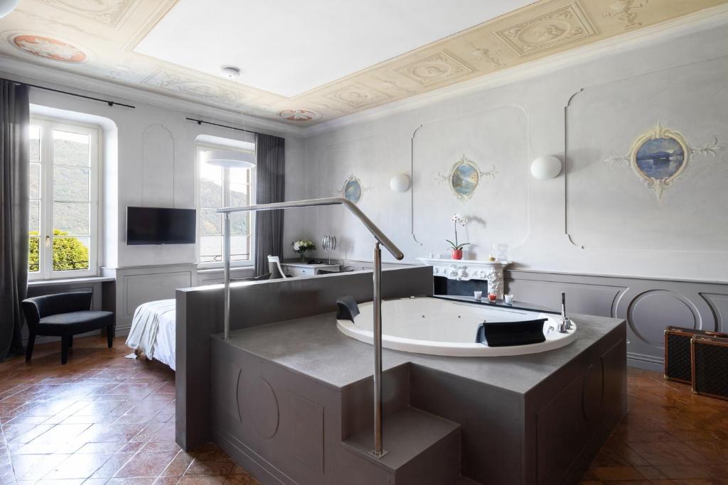 TV a/nebo společenská místnost v ubytování Hotel Cannobio