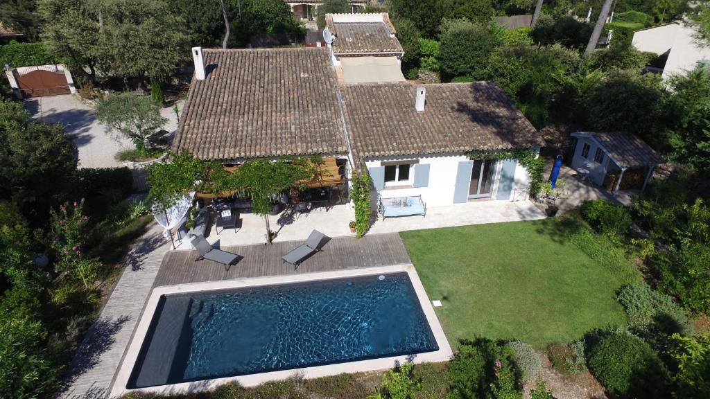 Πισίνα στο ή κοντά στο Villa Les Lucioles