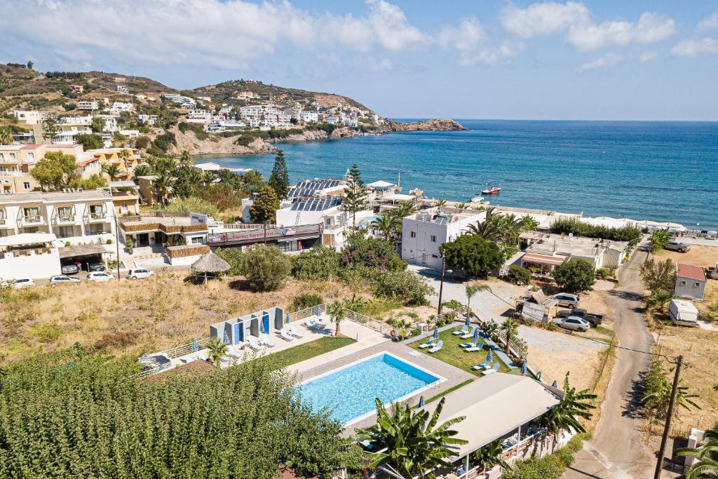 una vista aérea de un complejo con piscina y el océano en Gorgona Hotel, en Balíon