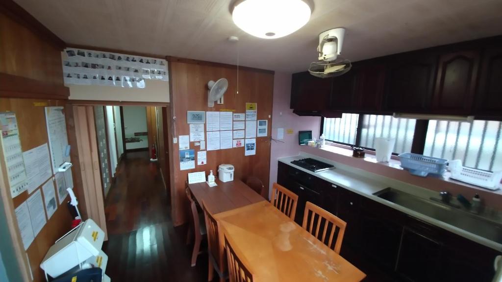 Kuchyň nebo kuchyňský kout v ubytování Kerama Backpackers