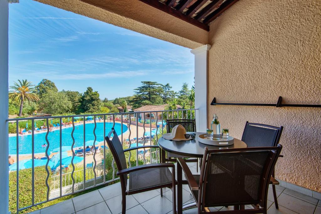 Bazén v ubytování Résidence Pierre & Vacances Les Parcs de Grimaud nebo v jeho okolí