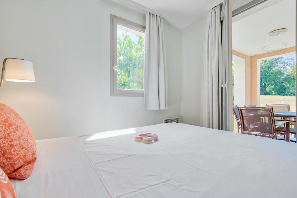 Postel nebo postele na pokoji v ubytování Résidence Pierre & Vacances Les Parcs de Grimaud