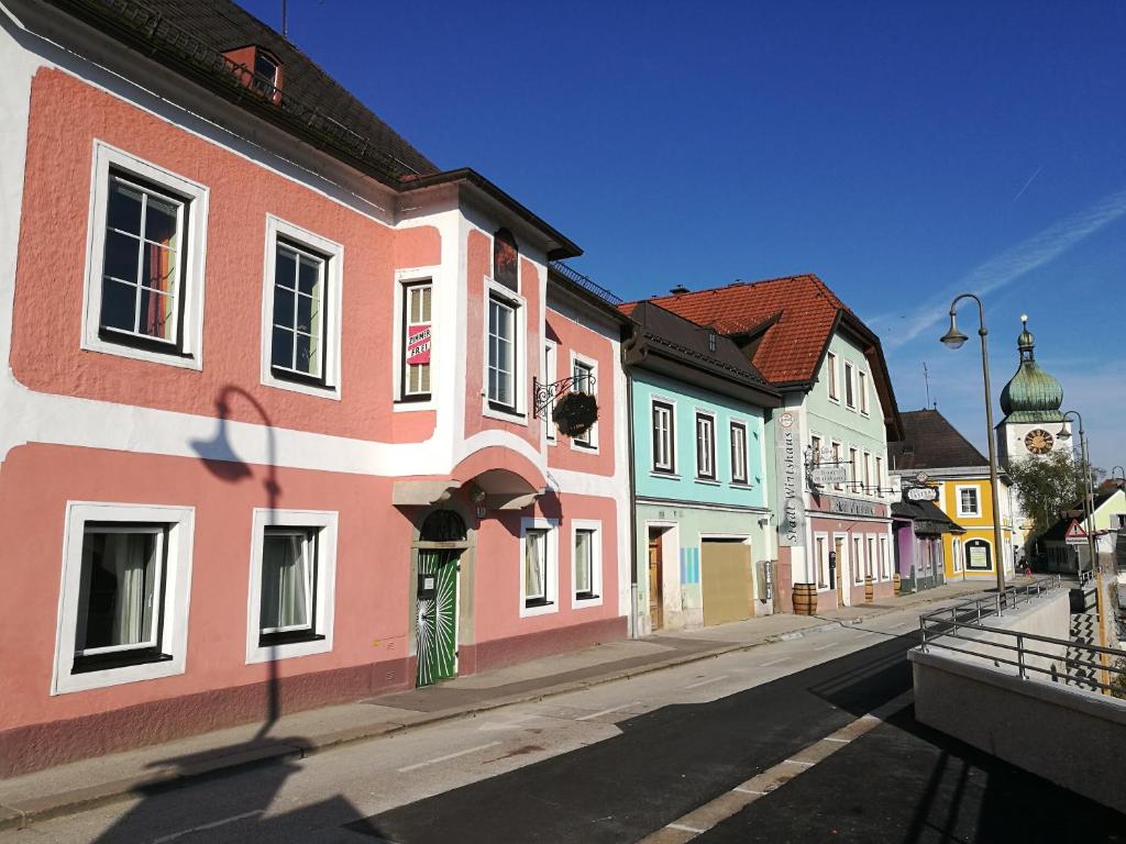 eine Straße in einer Stadt mit bunten Gebäuden in der Unterkunft Gästezimmer & Apartment Mayrhofer in Waidhofen an der Ybbs