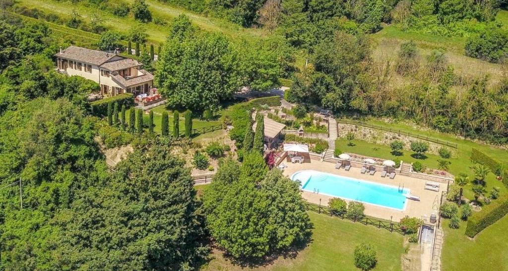vista aerea su un palazzo con piscina di Villa Balducci a Città di Castello
