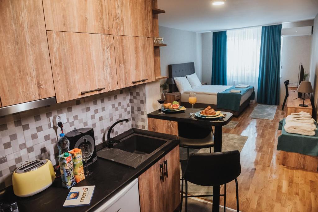 Kuhinja oz. manjša kuhinja v nastanitvi Magellan Family Lux Apartments Novi Sad