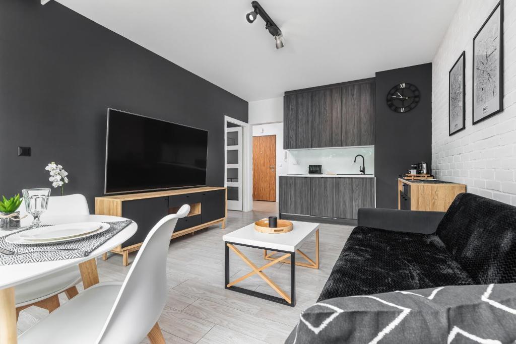Televízia a/alebo spoločenská miestnosť v ubytovaní Apartamenty Solny Brzeg by Renters Prestige