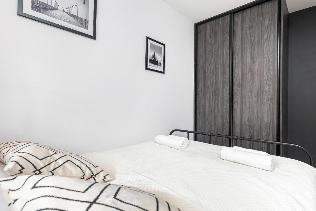 Posteľ alebo postele v izbe v ubytovaní Apartamenty Solny Brzeg by Renters Prestige
