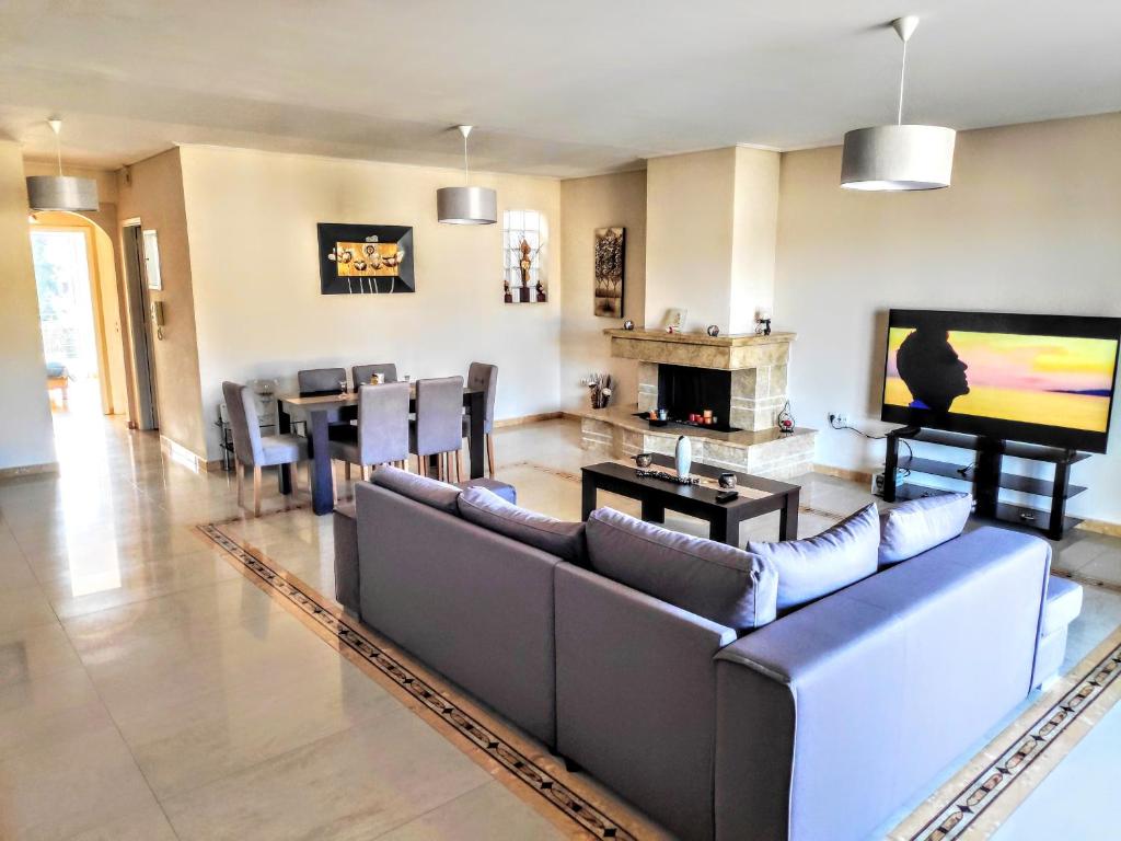 Televízia a/alebo spoločenská miestnosť v ubytovaní Penthouse in center of sparta