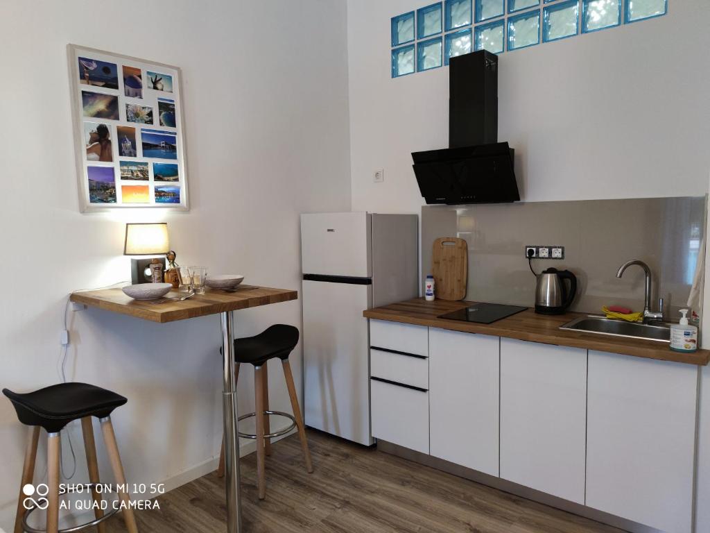 Kuchyň nebo kuchyňský kout v ubytování Studio in Kallithea next to Kiprou square