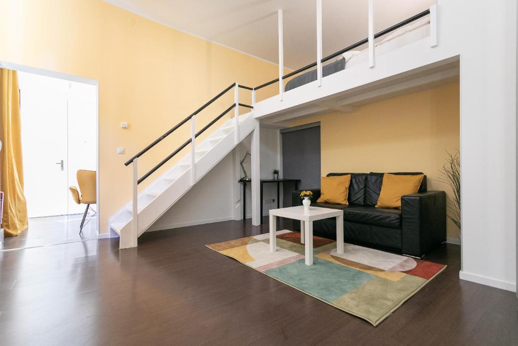 sala de estar con sofá y escalera en Top Apartment nahe Zentrum, en Viena