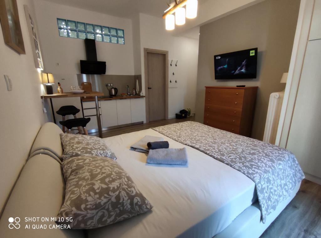 - une chambre avec un grand lit blanc et 2 oreillers dans l'établissement Studio in Kallithea next to Kiprou square, à Athènes