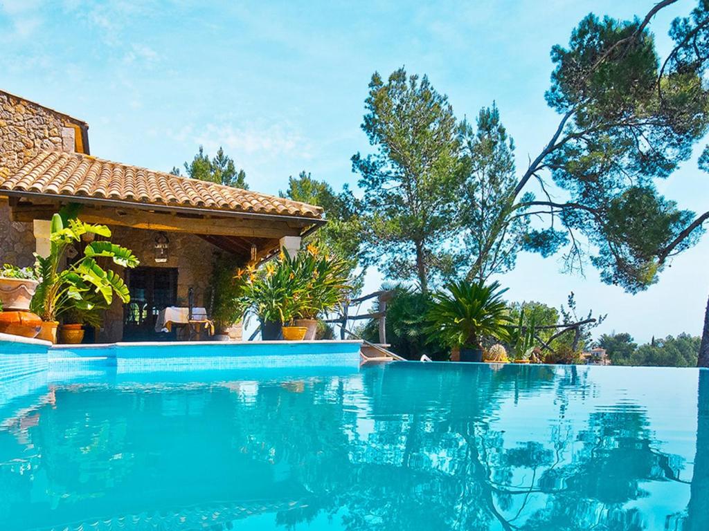 una piscina frente a una casa en Villa Son Duri, pool and views, en Inca