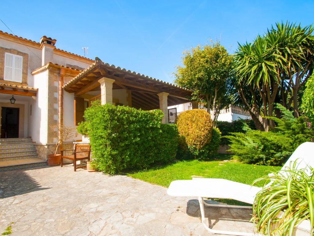 アルクーディアにあるVilla Camila para 7 junto a playa de Sant Pereの白いソファのある庭付きの家