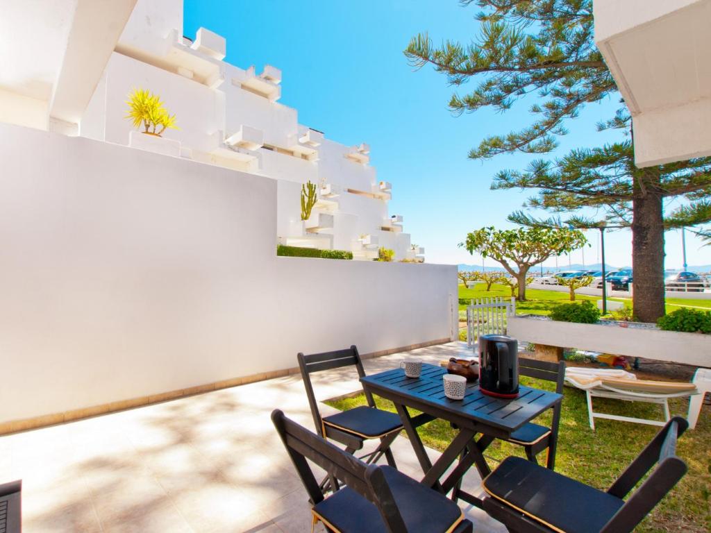 Balkón alebo terasa v ubytovaní Apartment Oiza Sand Castle 15 at Alcudia Beach, WIFI and aircon