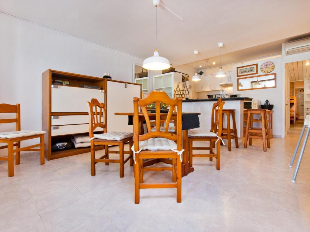 Kuchyňa alebo kuchynka v ubytovaní Apartment Oiza Sand Castle 15 at Alcudia Beach, WIFI and aircon