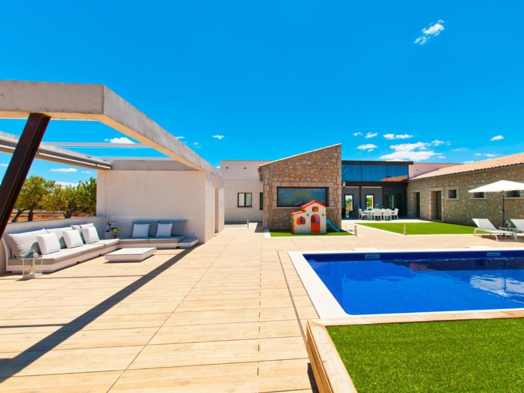 a backyard with a swimming pool and a house at Villa Es Velar 34 de Binissalem in Binissalem