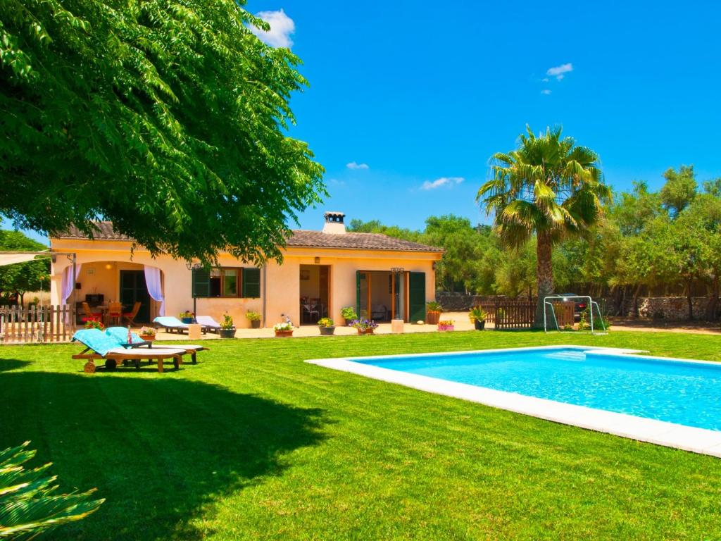 uma casa com piscina num quintal em Villa Can Coll de Sencelles, Sa Vileta pool and views em Costitx