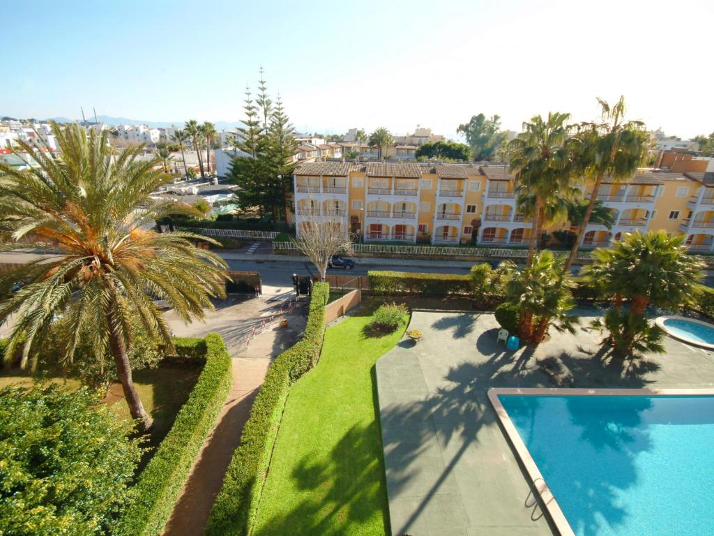 an aerial view of a resort with a swimming pool at Apartamento Arcoiris, con piscina y junto a playa de Alcudia in Alcudia