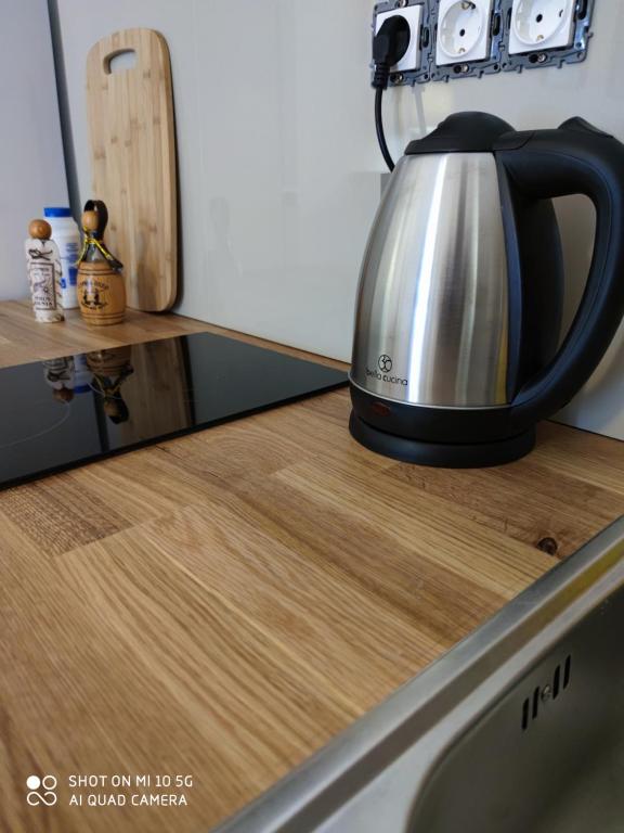 Příslušenství pro přípravu čaje a kávy v ubytování Studio in Kallithea next to Kiprou square