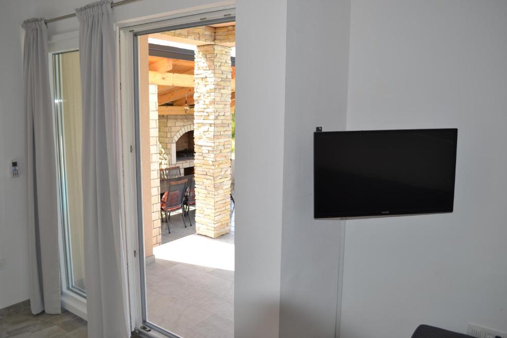 Telewizja i/lub zestaw kina domowego w obiekcie APARTMENT GLORIA Blue 1