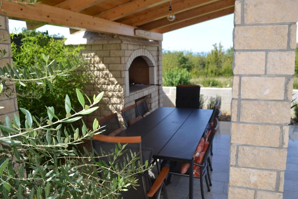 czarny stół i krzesła na patio w obiekcie APARTMENT GLORIA Blue 1 w mieście Malinska