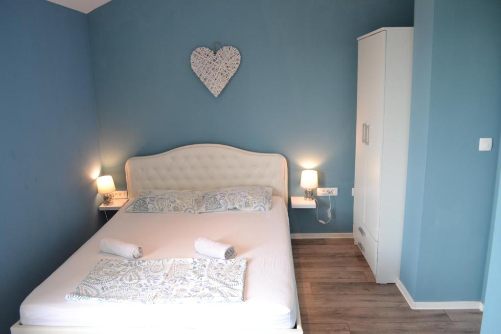 Łóżko lub łóżka w pokoju w obiekcie APARTMENT GLORIA Blue 1