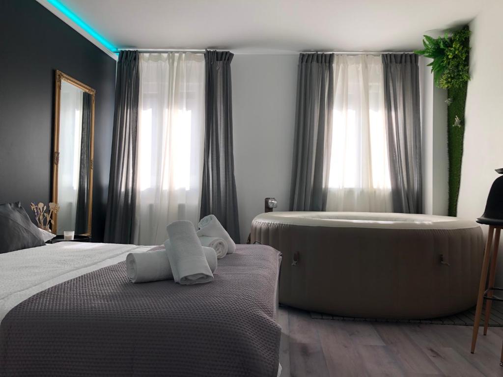 Apartment Zagreb Jacuzzi - 17