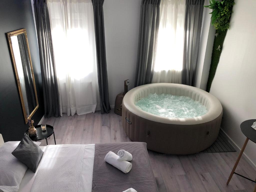 uma casa de banho com uma grande banheira e 2 toalhas no chão em Apartment Zagreb Jacuzzi em Zagreb