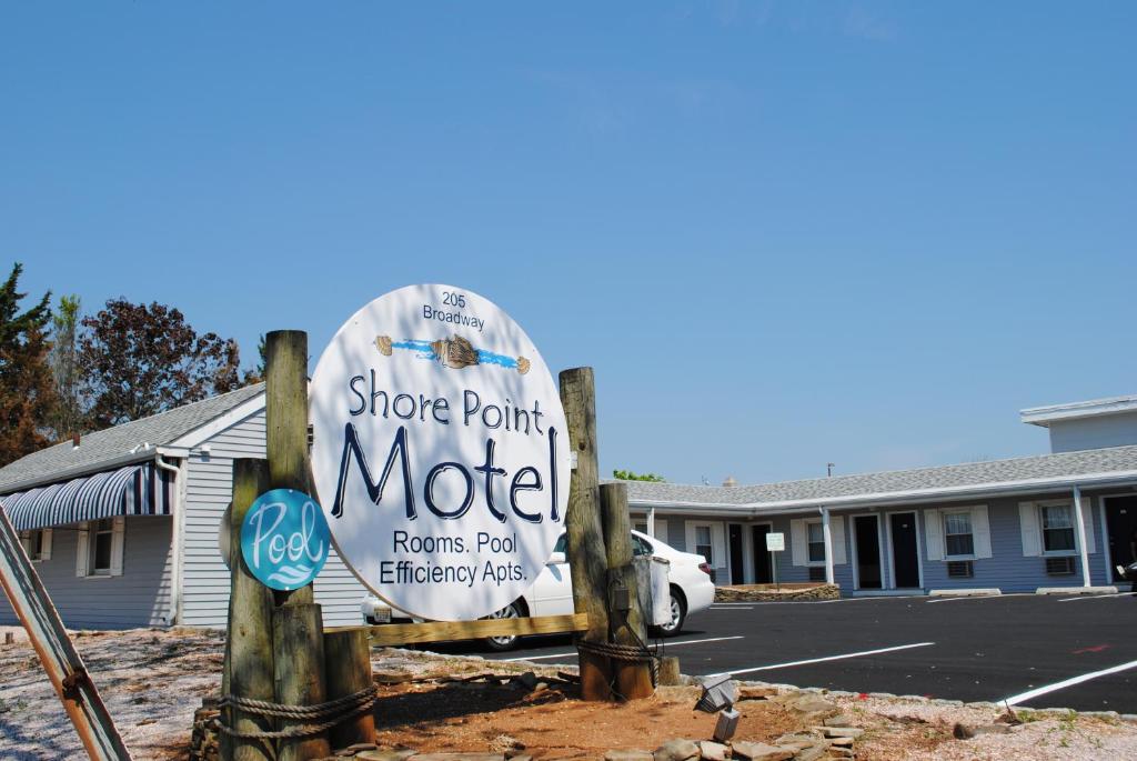 una señal para un motel en un estacionamiento en Shore Point Motel, en Point Pleasant Beach