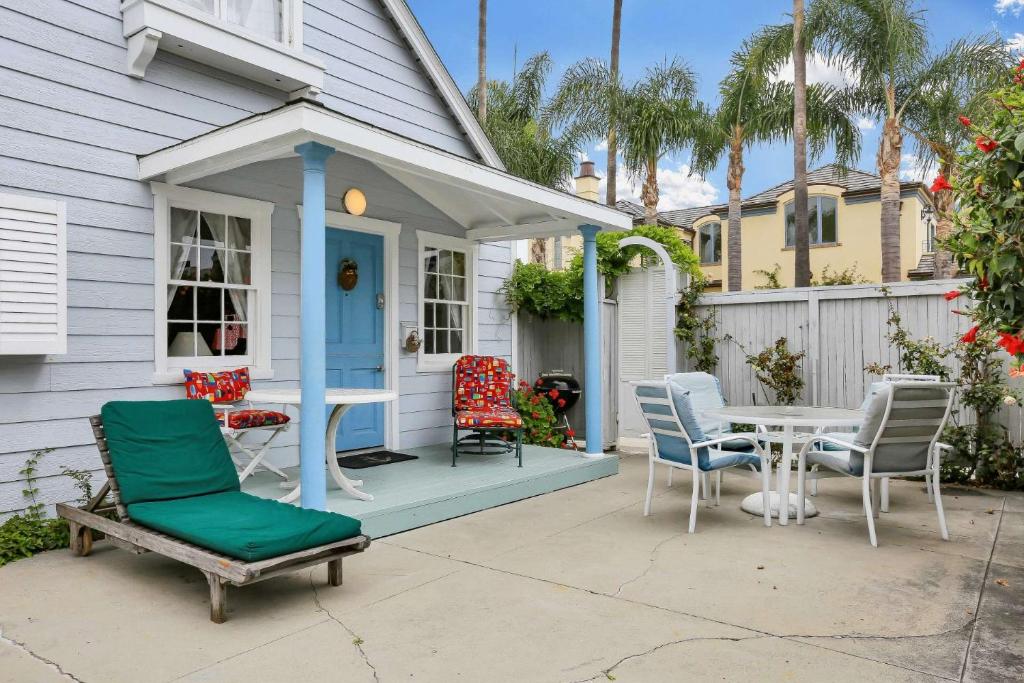 uma casa com uma mesa e cadeiras num pátio em 1106 Park Avenue em Newport Beach