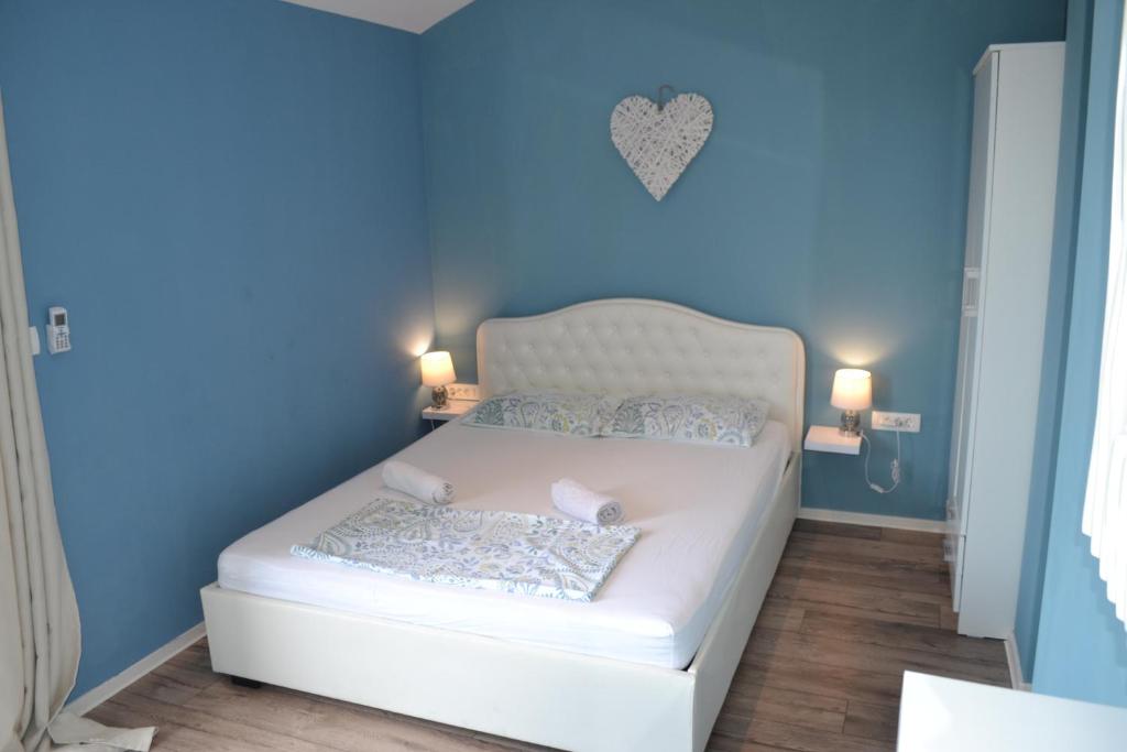 Łóżko lub łóżka w pokoju w obiekcie APARTMENT GLORIA Blue 1