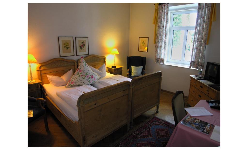Postel nebo postele na pokoji v ubytování Hotel Kolbergarten