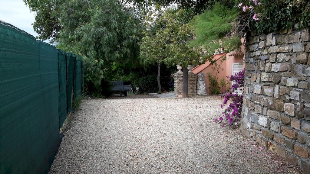 Ogród w obiekcie Deliziosa casetta con dehor e giardino immersa nel verde Ligure