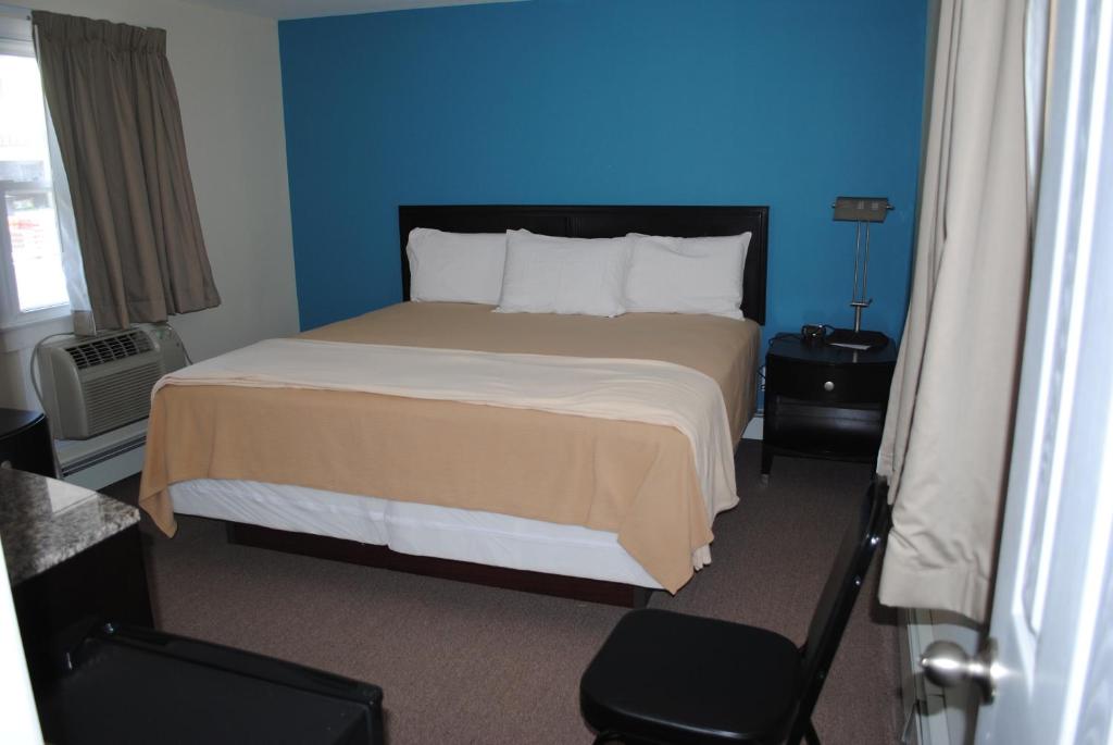 Postel nebo postele na pokoji v ubytování Shore Point Motel