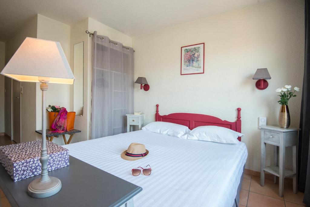 Postel nebo postele na pokoji v ubytování Hotel du Forum