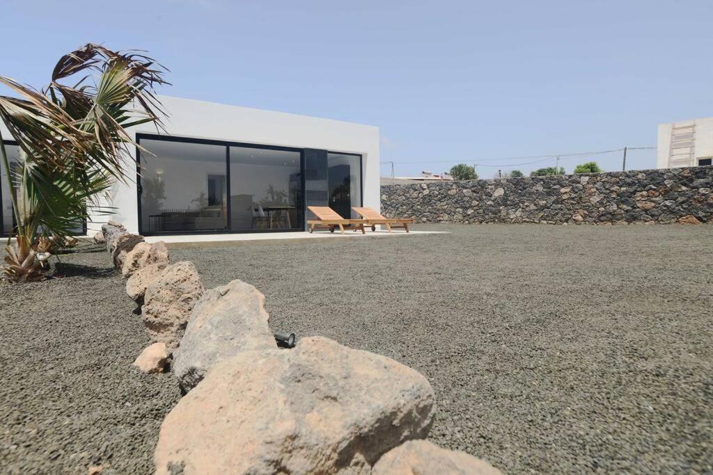 eine Gruppe von Felsen vor einem Gebäude in der Unterkunft Duna Colorada 4 in Lajares