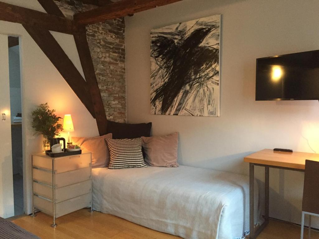 een slaapkamer met een bed en een bureau in een kamer bij B&B Setola in Brugge