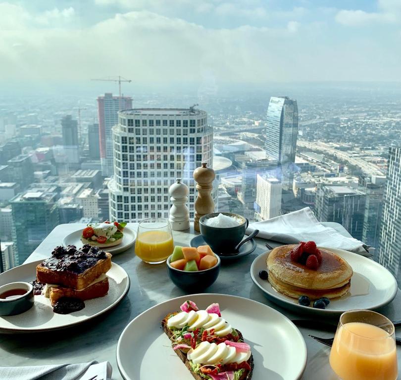una mesa con platos de comida en la parte superior de un edificio en InterContinental - Los Angeles Downtown by IHG, en Los Ángeles