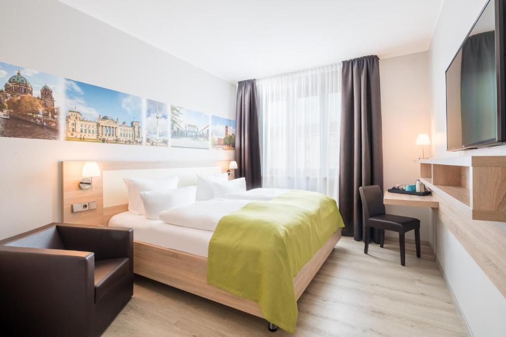 ein Hotelzimmer mit einem Bett und einem Schreibtisch in der Unterkunft Best Western Hotel Kantstrasse Berlin in Berlin