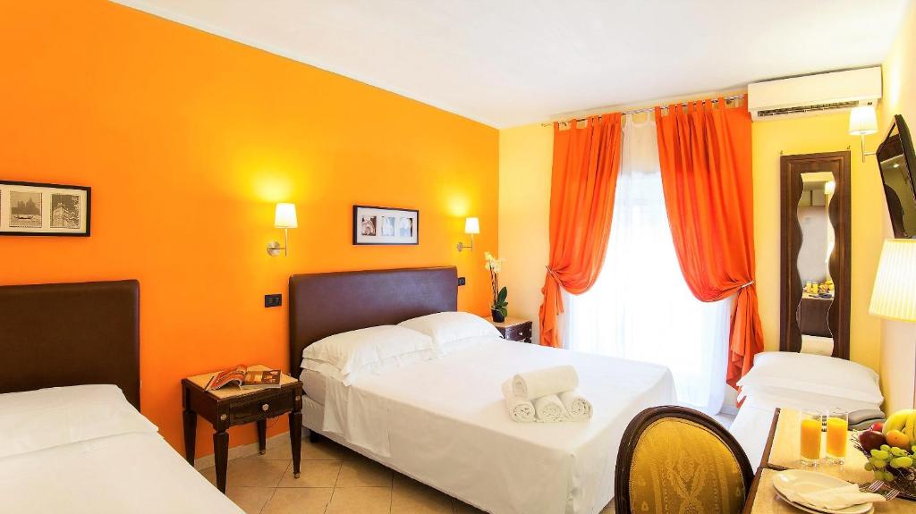 Postel nebo postele na pokoji v ubytování Hotel Tuscolana