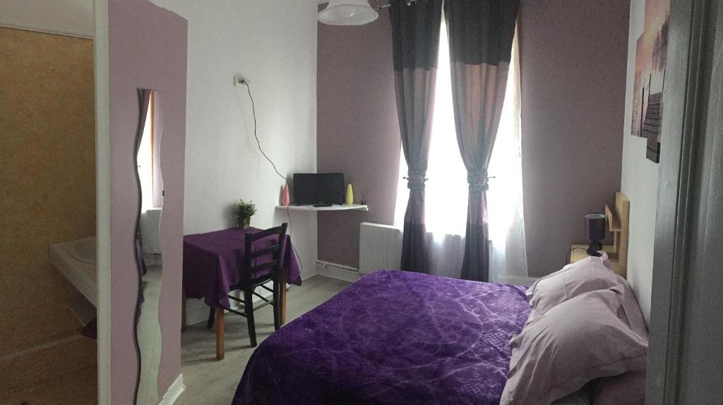 Postel nebo postele na pokoji v ubytování Hotel du Chemin de Fer