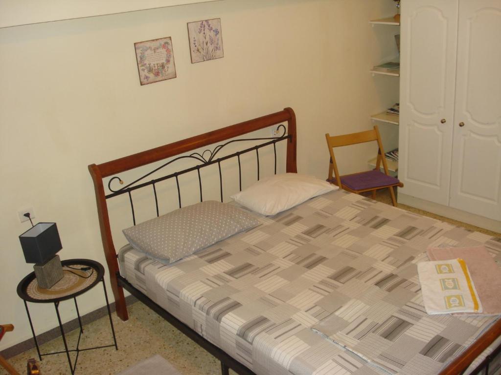 sypialnia z łóżkiem, stołem i krzesłami w obiekcie Apartment city center w mieście Patras