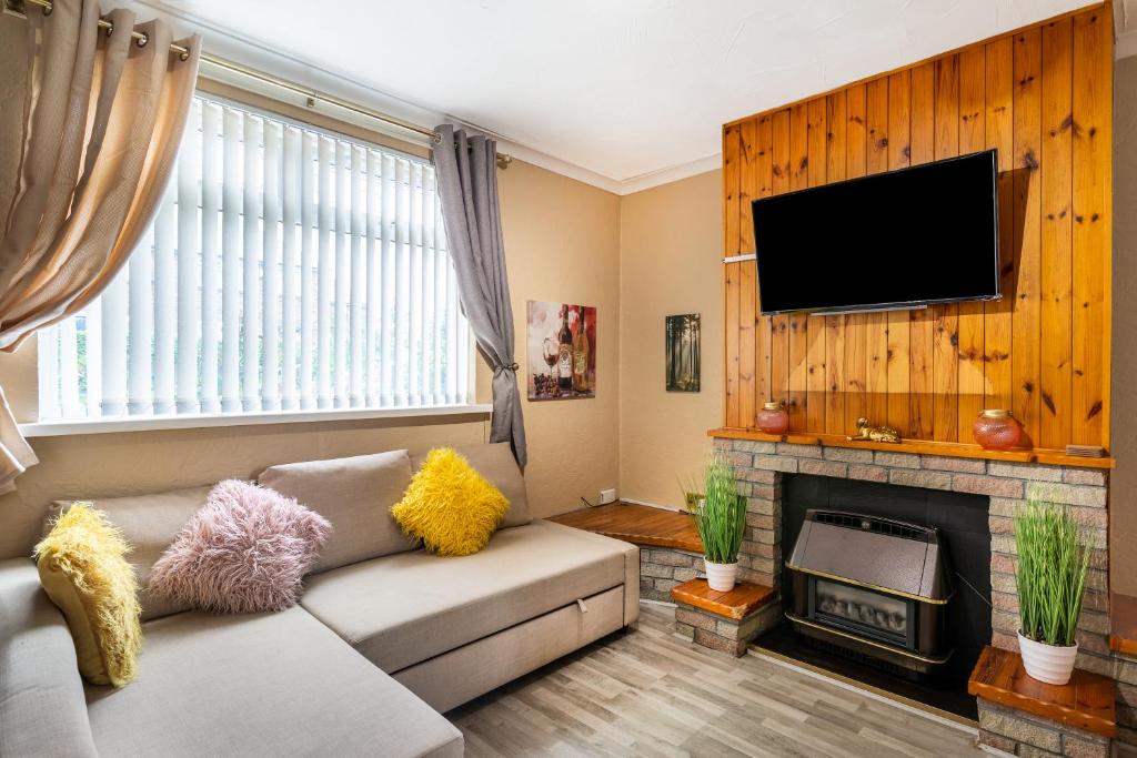 uma sala de estar com um sofá e uma lareira em Crawford House em Newcastle upon Tyne
