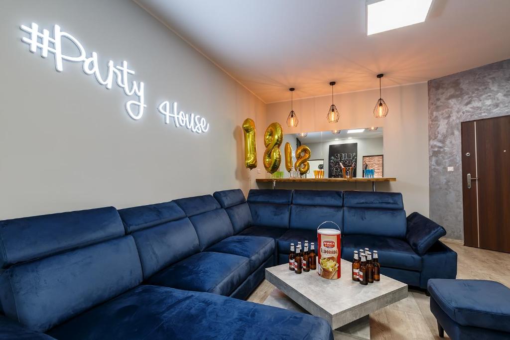 sala de estar con sofá azul en #PartyHouse Poznan, en Poznan