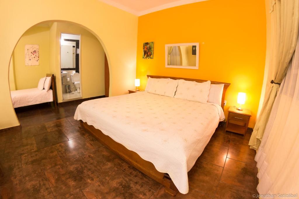 Postel nebo postele na pokoji v ubytování 61Prado Hotel